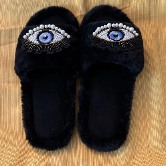 Angel  Eye Faux fur slippers NWT - Picture 2 of 4